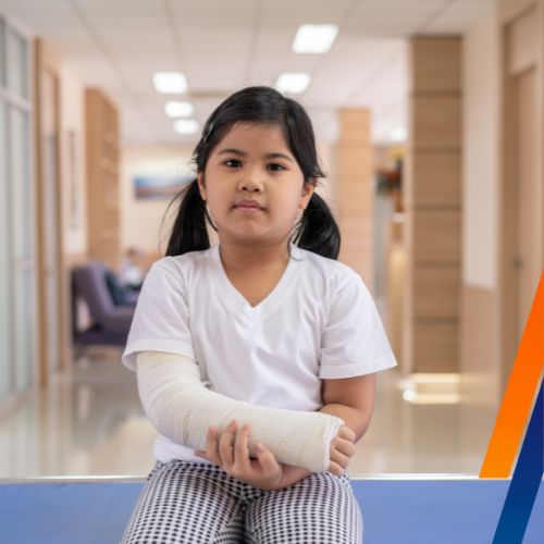 Niña recibiendo tratamiento para una fractura en el antebrazo con un yeso