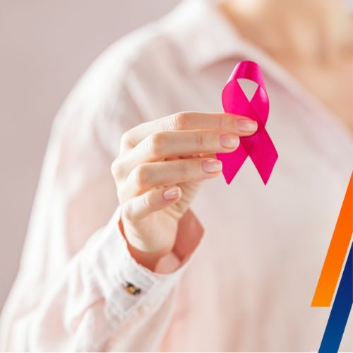 ujer sosteniendo un lazo rosa en apoyo a la lucha contra el cáncer de mama en octubre