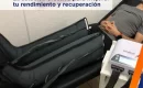 Atleta usando botas de compresión para mejorar la recuperación muscular después del entrenamiento