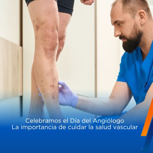 Angiólogo realizando diagnóstico vascular