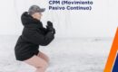 Mujer flexionando rodillas recuperada con el CPM (Movilizador Pasivo de Rodilla)