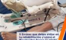 Paciente evitando errores en rehabilitación usando movilizador pasivo de rodilla