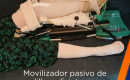 Paciente utilizando un movilizador pasivo de rodilla como complemento de la fisioterapia